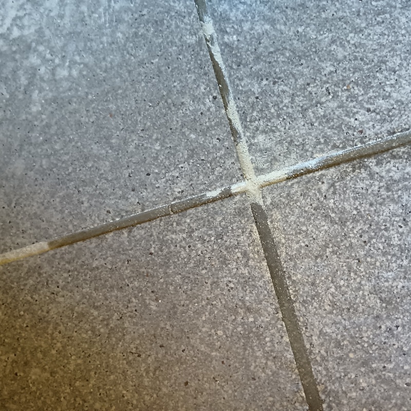 開けた穴を補修