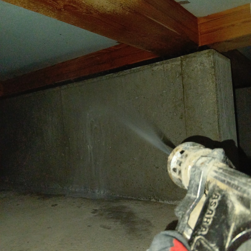 基礎コンクリートに防蟻剤を散布