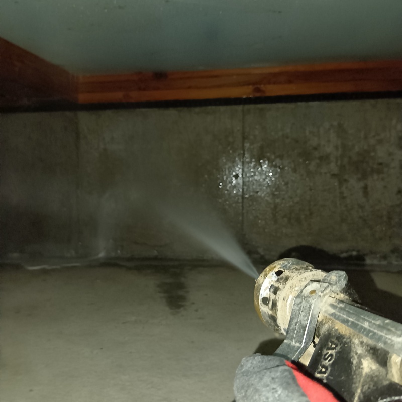 基礎コンクリートに防蟻剤を散布