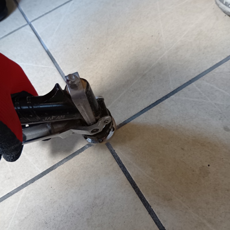 床タイルの目地から防蟻剤を注入