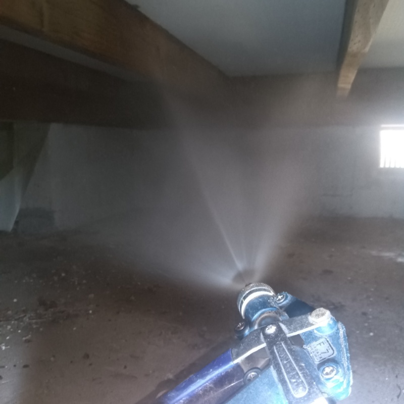 木材に防蟻剤を散布