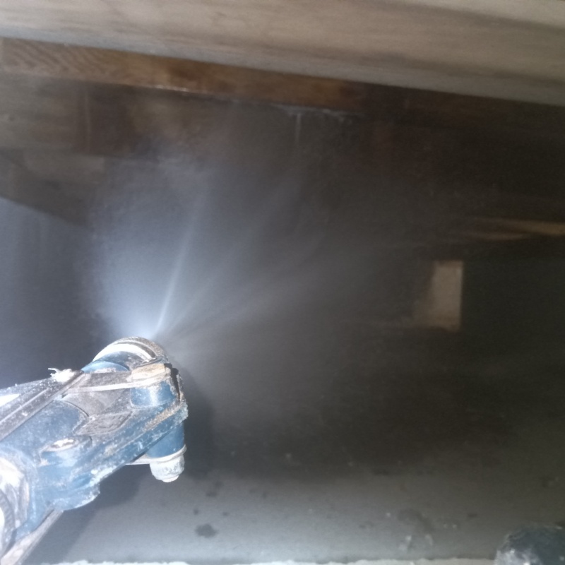 木材に防蟻剤を散布