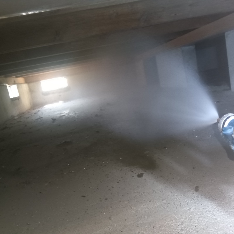 ベタ基礎に防蟻剤を散布