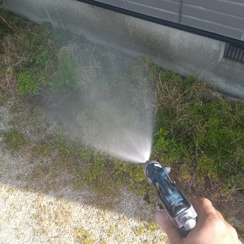 建物周辺に防蟻剤を散布