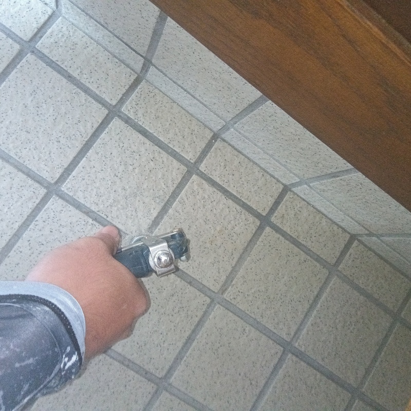 玄関床の目地に防蟻剤を注入