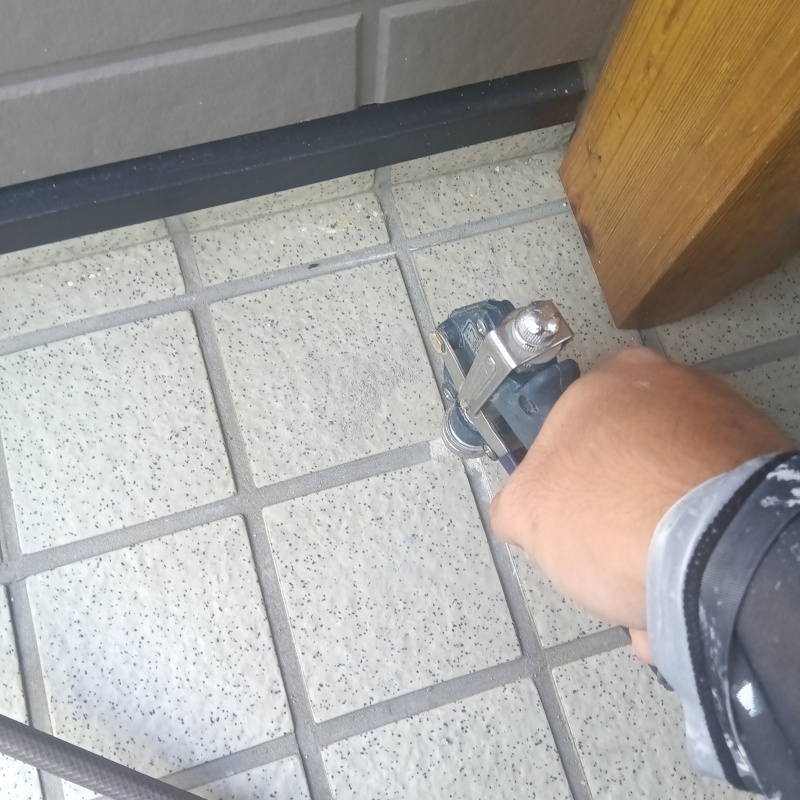 玄関床の目地に防蟻剤を注入