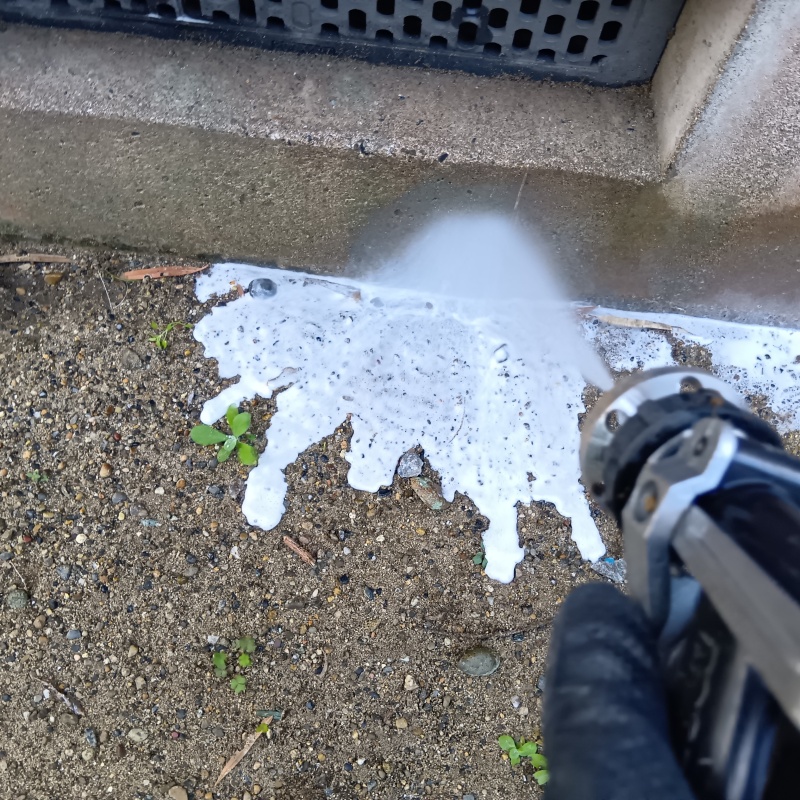 床下換気口まわりにシロアリ駆除剤を散布