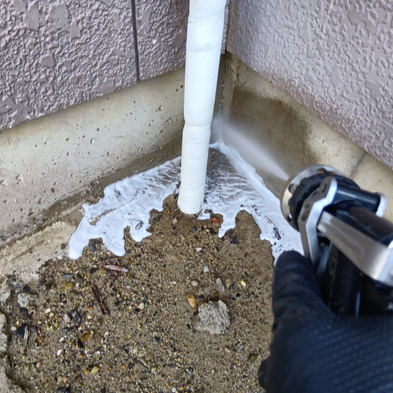 建物外周にシロアリ駆除剤を散布