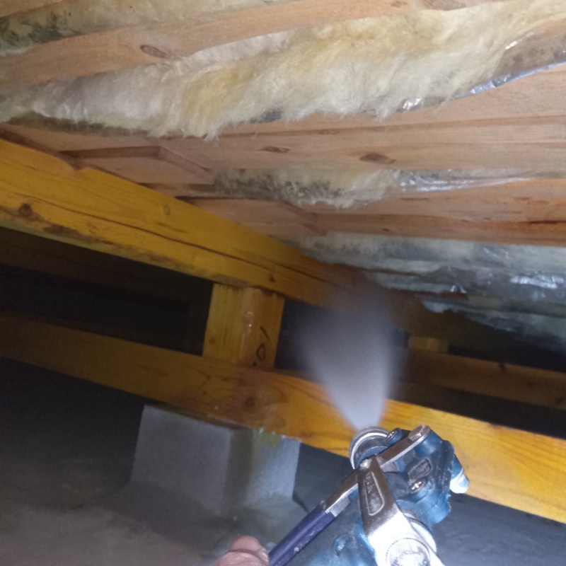 床下の木材にシロアリ駆除剤を散布