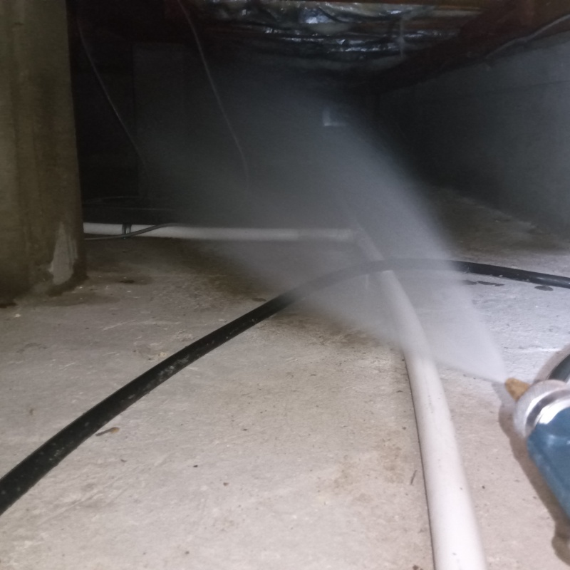 地面にシロアリ駆除剤を散布している様子