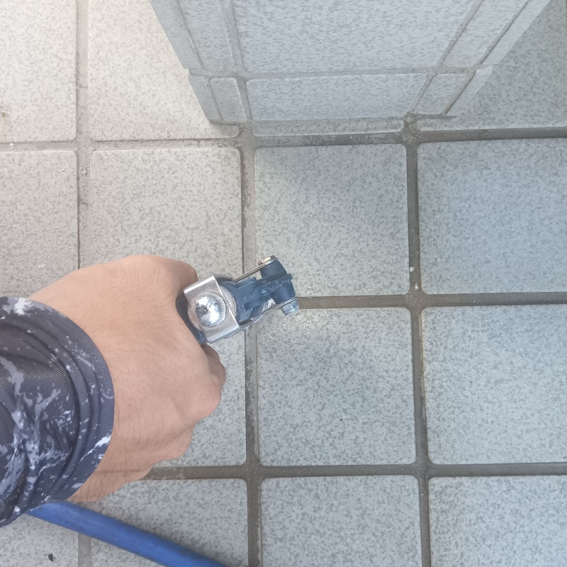 床にシロアリ駆除剤を注入