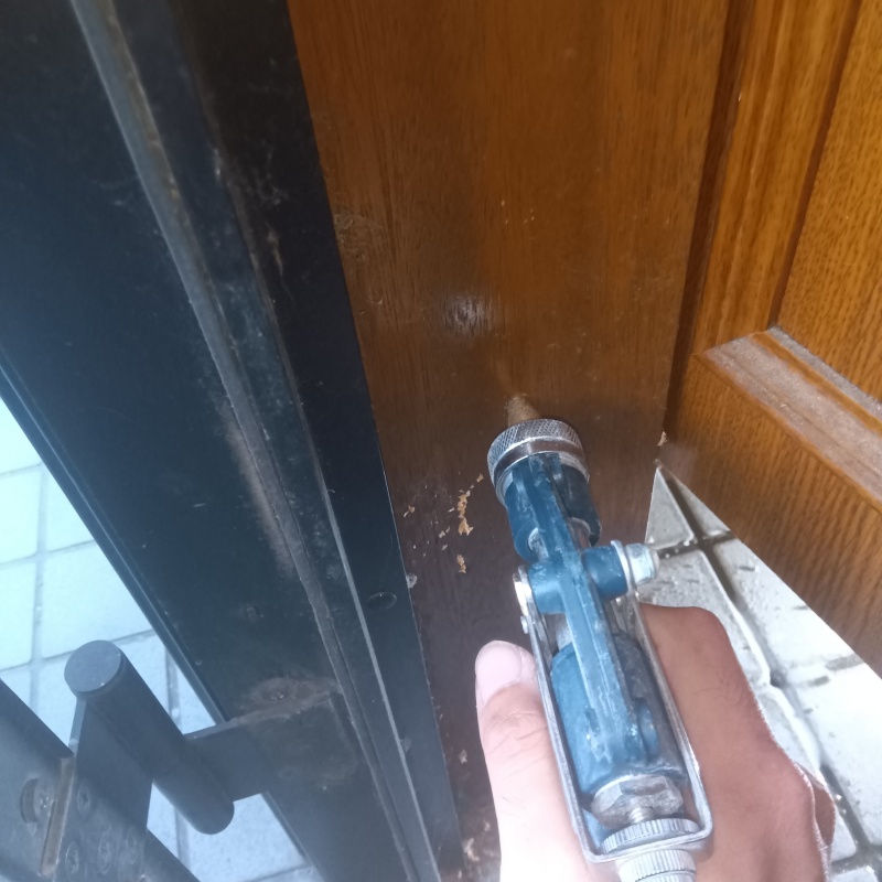 柱にシロアリ駆除剤を注入