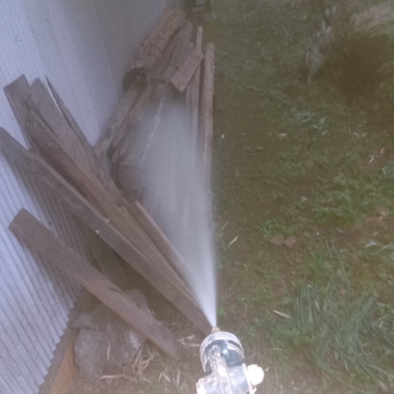 屋外の木材にシロアリ駆除剤を散布