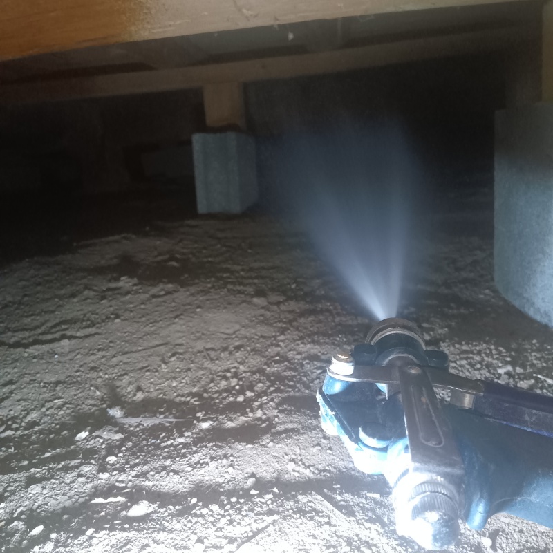 床下の地面にシロアリ駆除剤を散布