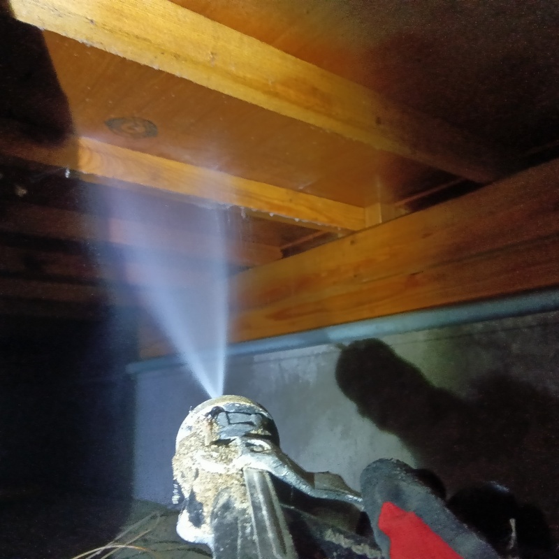 床下の木材に駆除剤を散布