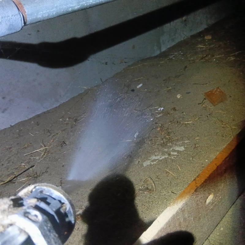 床下の地面にシロアリ駆除剤を散布