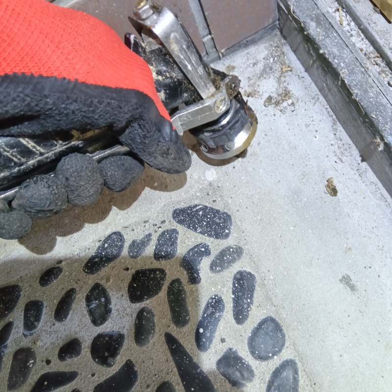 床に穴を開けてシロアリ駆除剤を注入