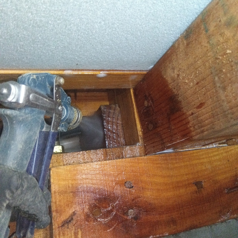 床下の木材にシロアリ駆除剤を散布