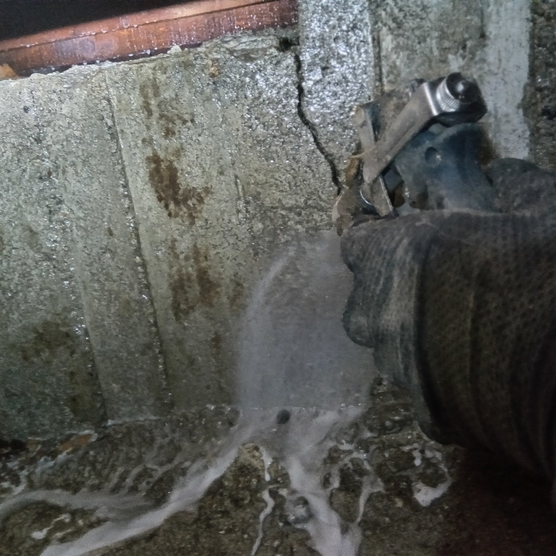 コンクリートの亀裂にシロアリ駆除剤を注入