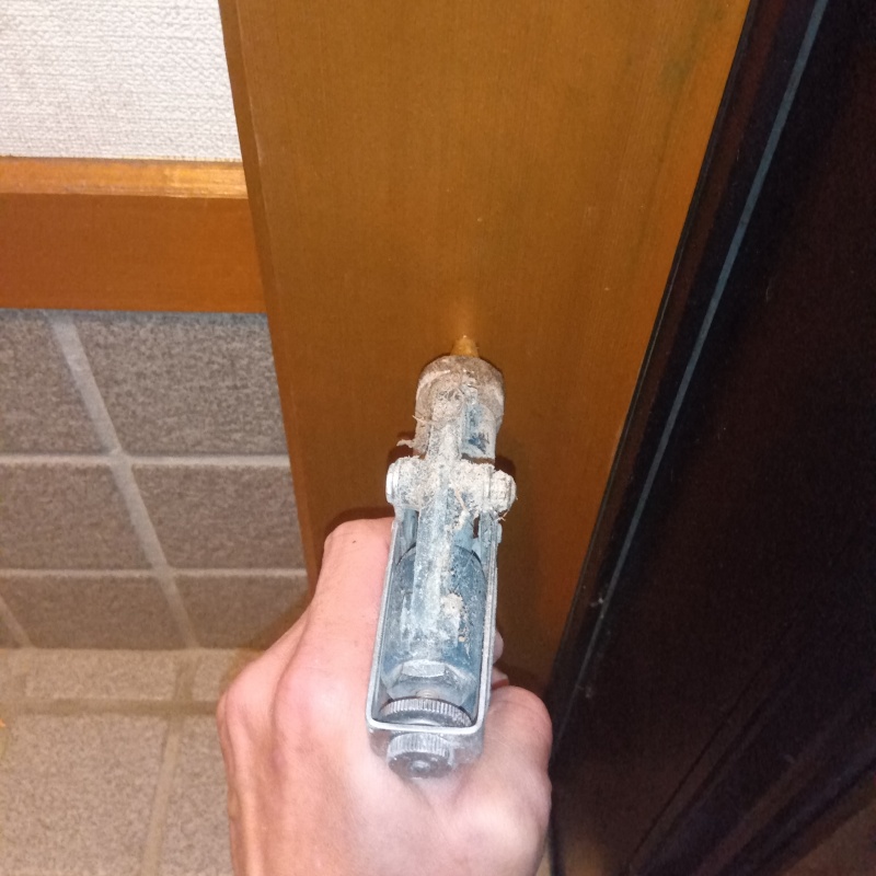 柱に穴を開けてシロアリ駆除剤を注入