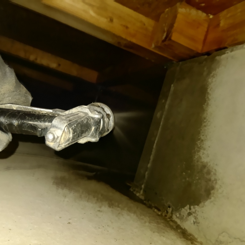 基礎の立ち上がり部分にシロアリ駆除剤を散布