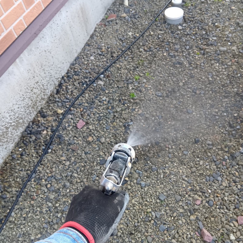 建物外周にシロアリ駆除剤を散布