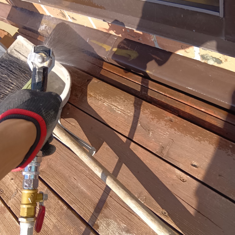 ウッドデッキまわりにシロアリ駆除剤を散布