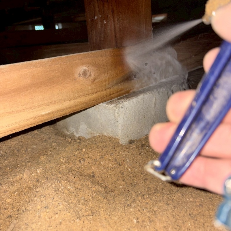 床下の木材に防蟻剤を散布