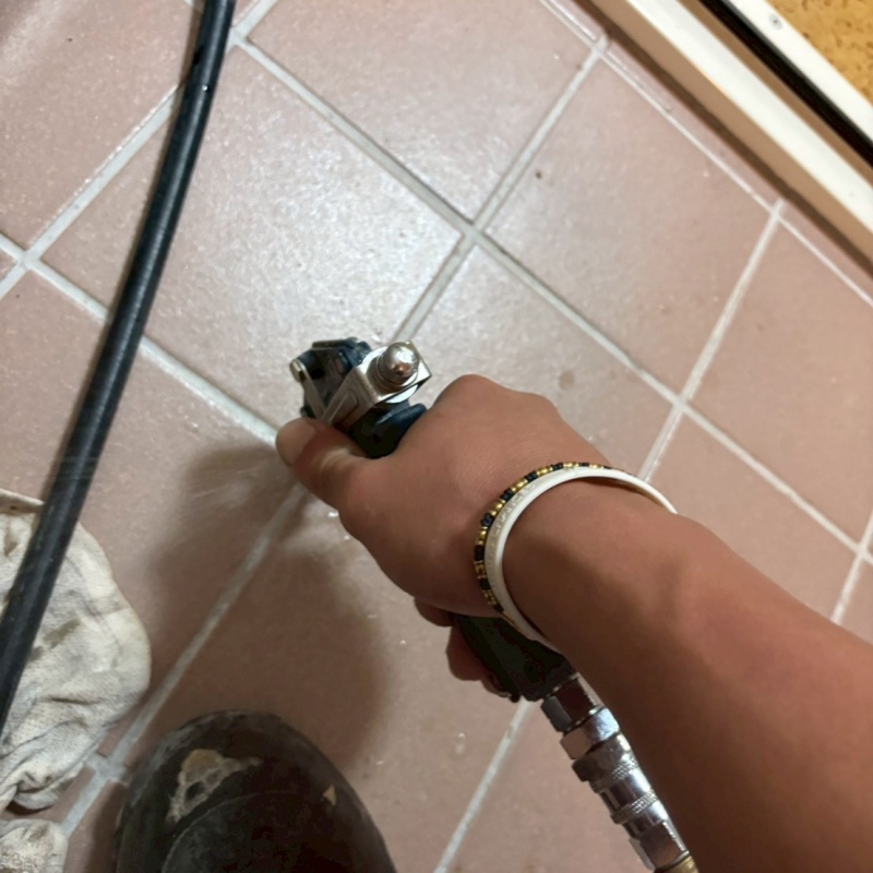 玄関床に防蟻剤を注入