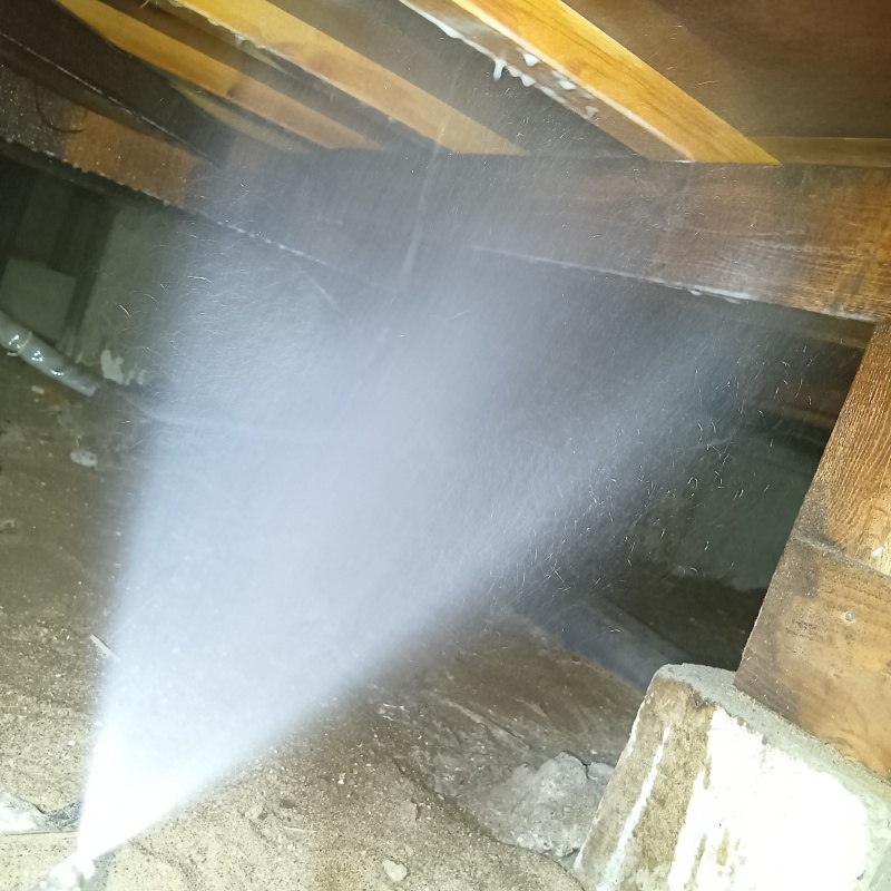 床下の木材にシロアリ駆除剤を散布