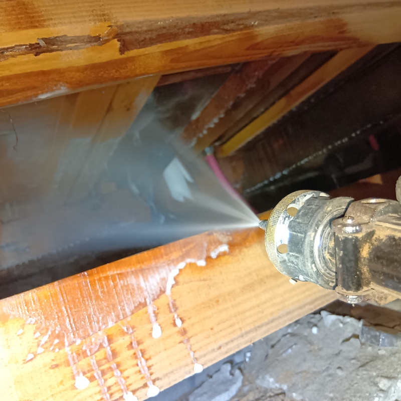 床下の木材にシロアリ駆除剤を散布