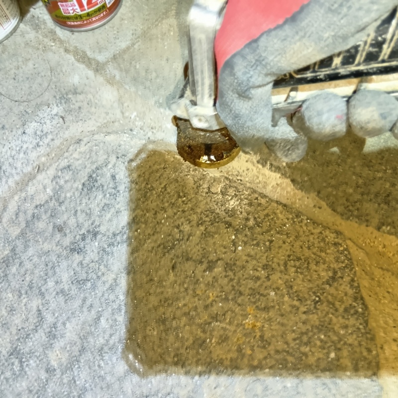 玄関床の目地からシロアリ駆除剤を注入