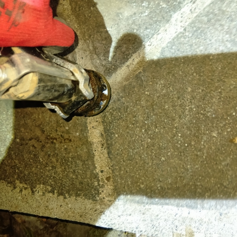 玄関床の目地からシロアリ駆除剤を注入