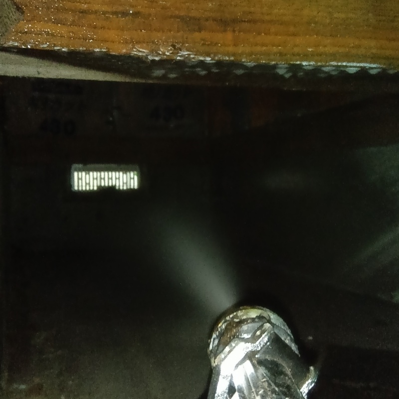 地面にシロアリ駆除剤を吹きつけている様子