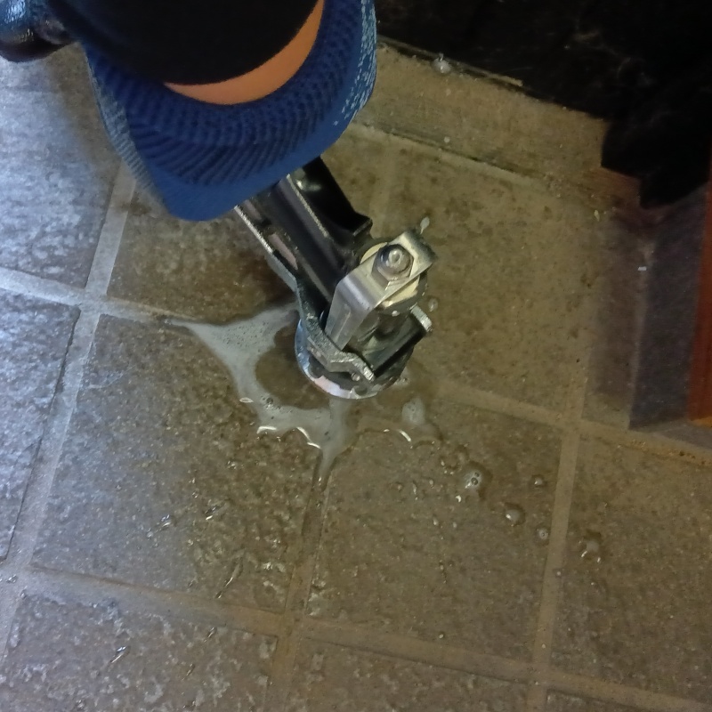 玄関床にシロアリ駆除剤を注入