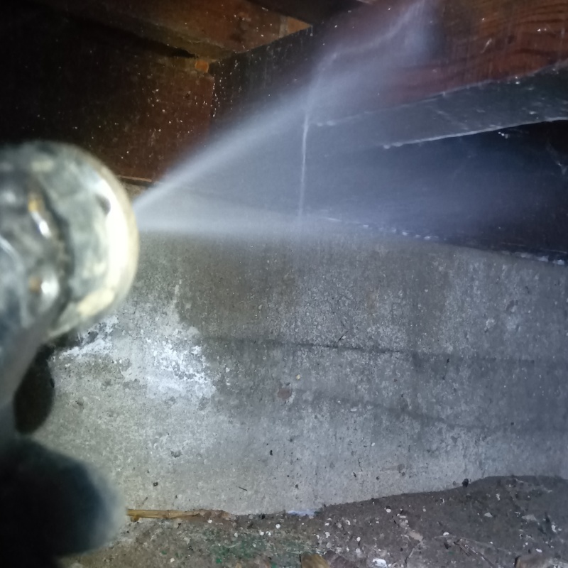 床下の木材にシロアリ駆除剤を散布