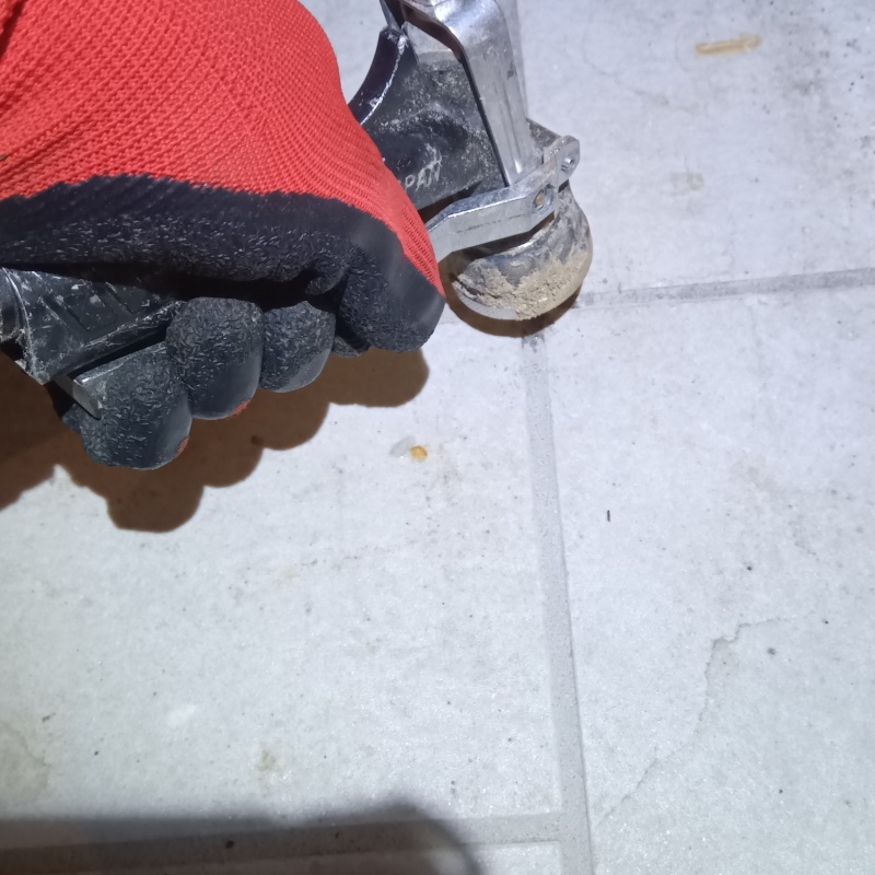 玄関床に穴を開けてシロアリ駆除剤を注入