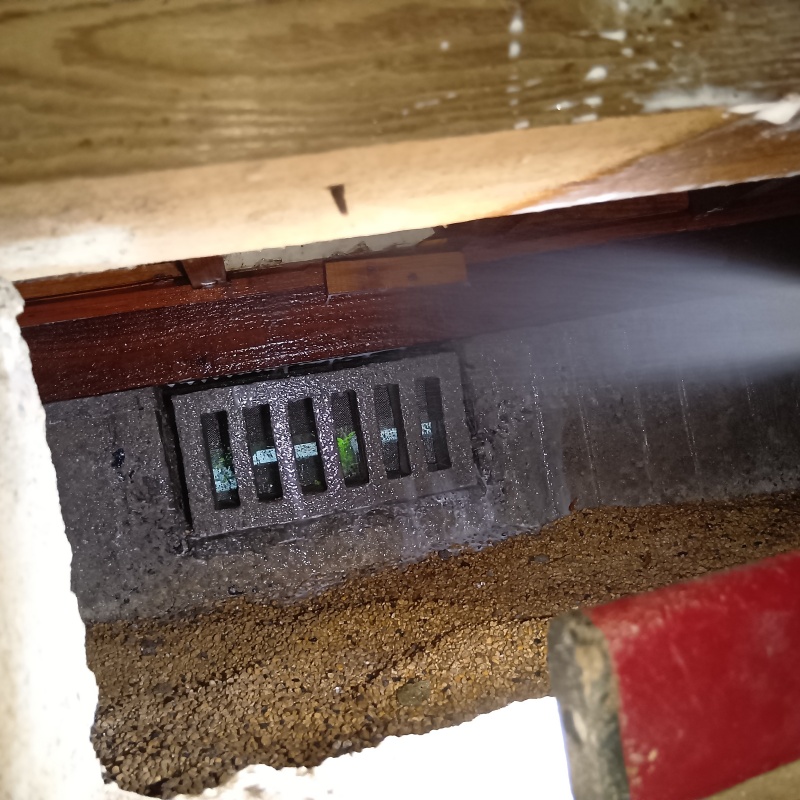 床下換気口まわりに防蟻剤を散布