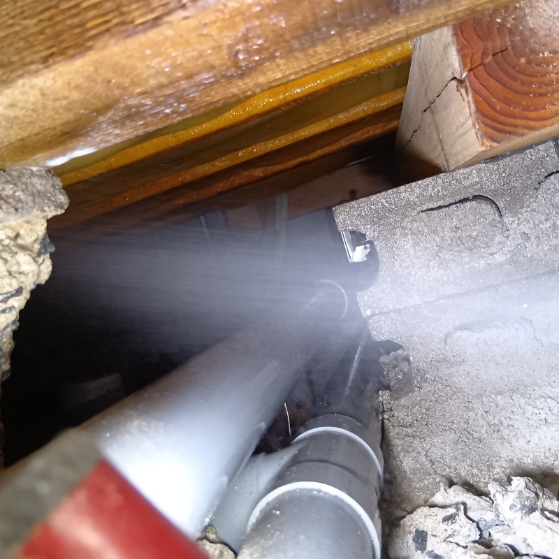 床下の土台に防蟻剤を散布