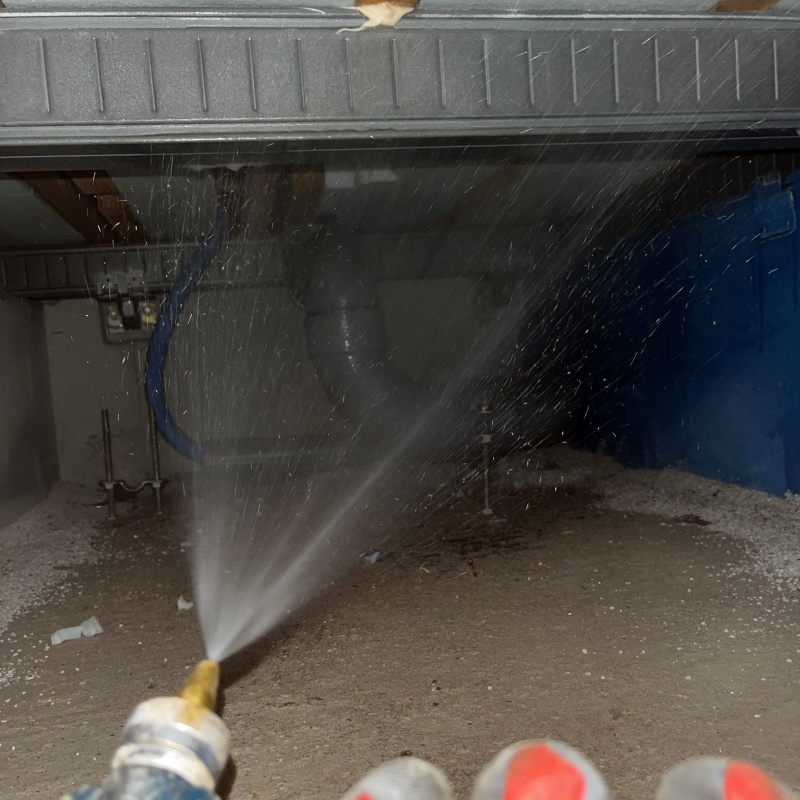 地面に防蟻剤をまんべんなく散布