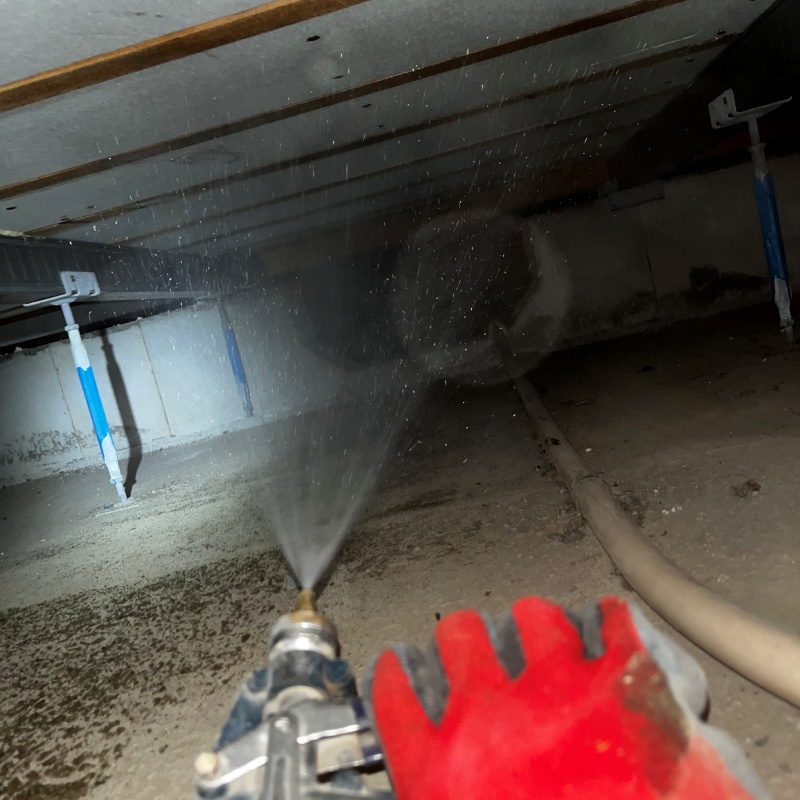 地面に防蟻剤をまんべんなく散布