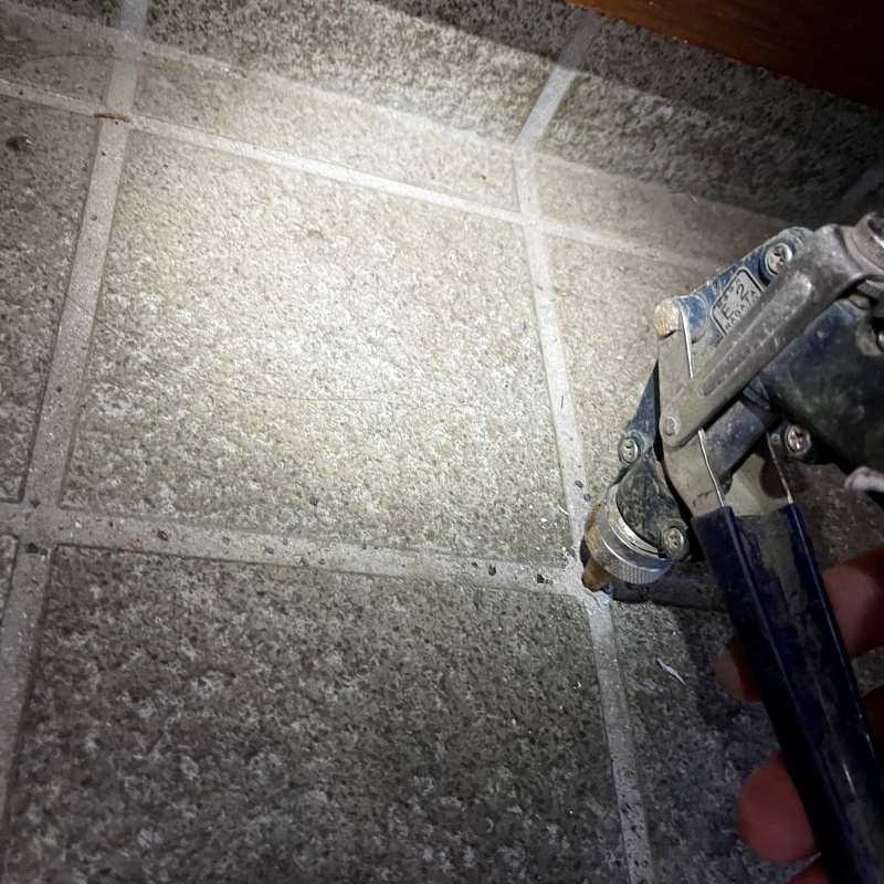 玄関床に防蟻剤を注入