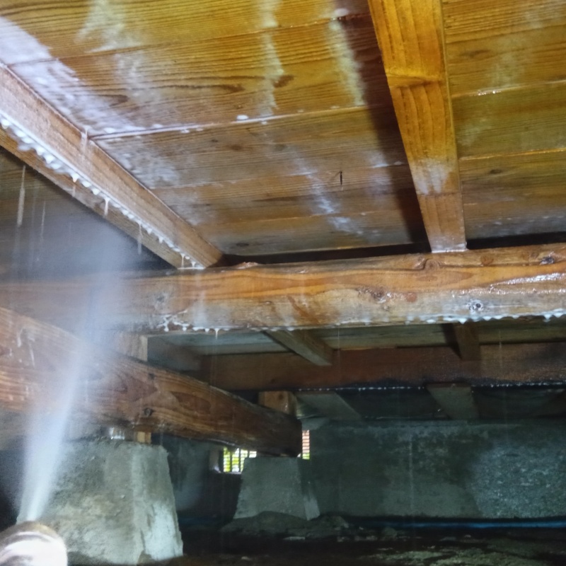 床下の木材にシロアリ駆除剤を散布