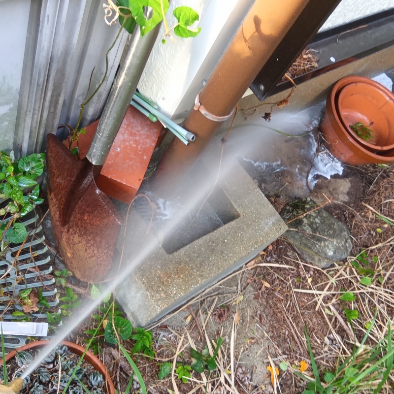 建物外周にシロアリ駆除剤を散布