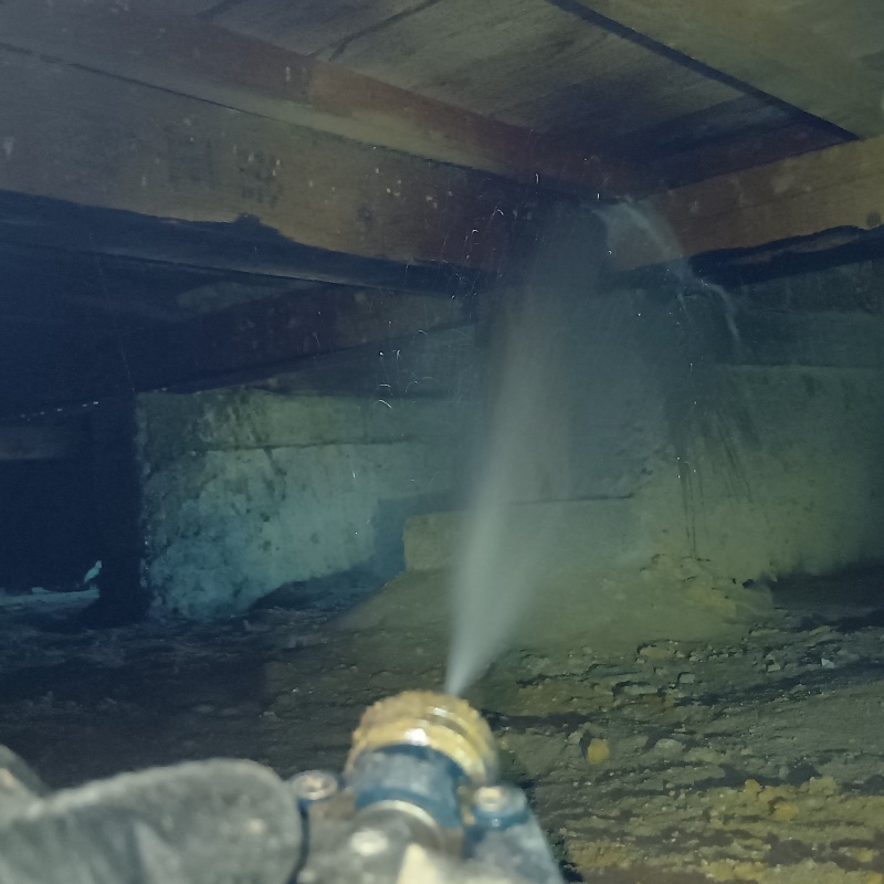 床下の木材にシロアリ駆除剤を散布