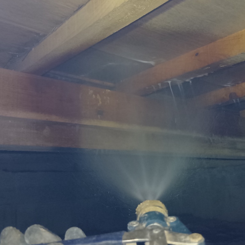 床下の木材にシロアリ駆除剤を散布