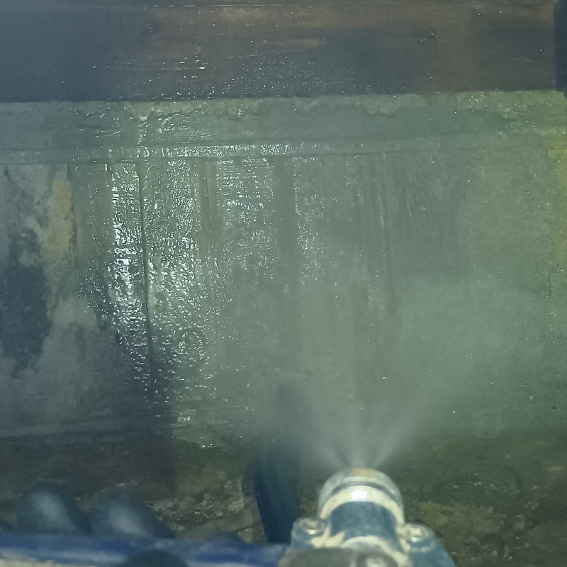 基礎コンクリートにシロアリ駆除剤を散布