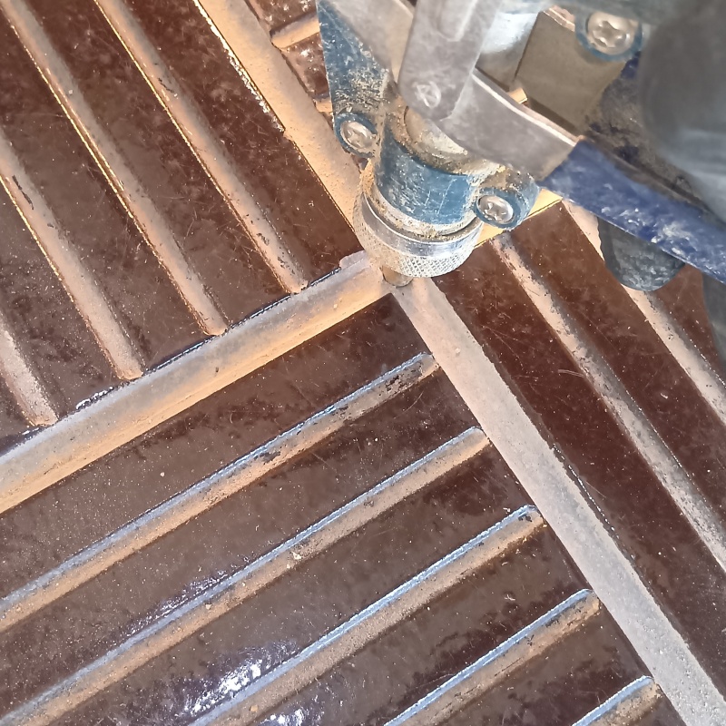 床にシロアリ駆除剤を注入