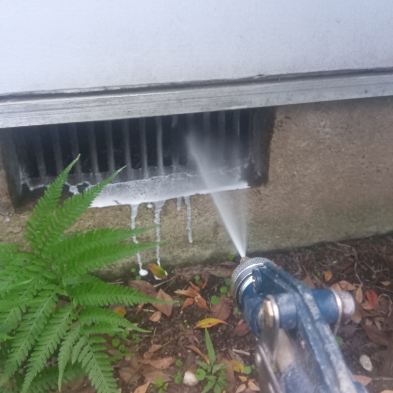 床下換気口まわりにシロアリ駆除剤を散布