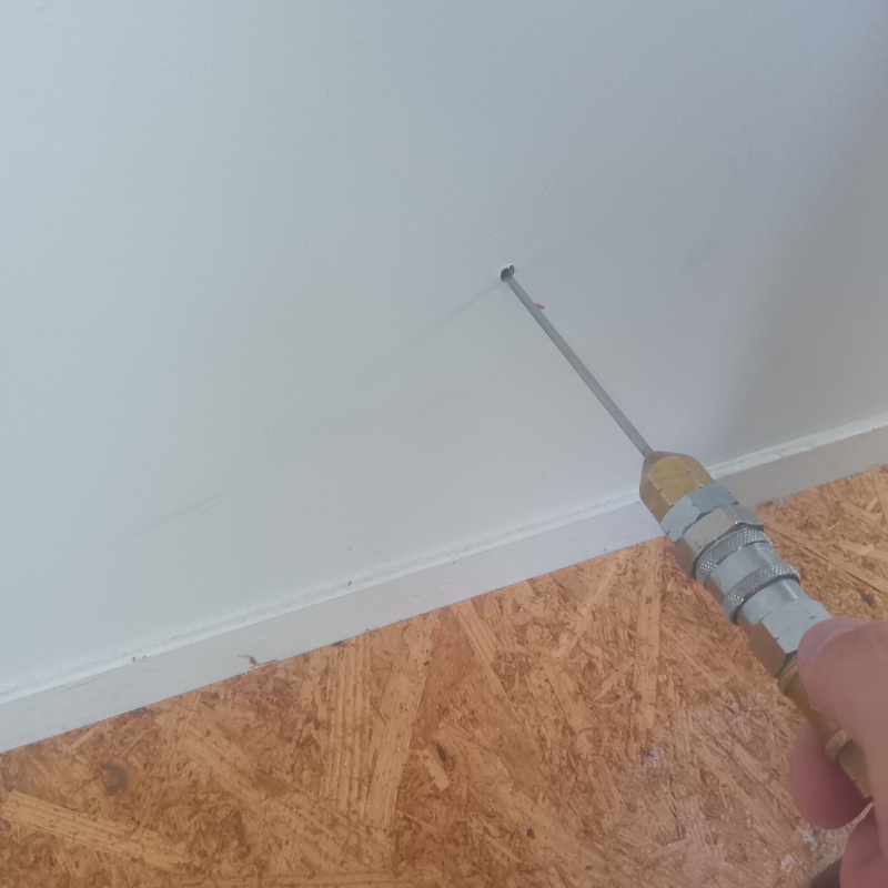 室内の壁に穴を開けてシロアリ駆除剤を注入